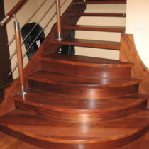 schody drewniane brązowe